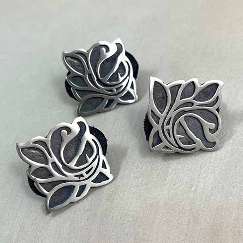 Jul Art Nouveau Magnolia Stud Button
